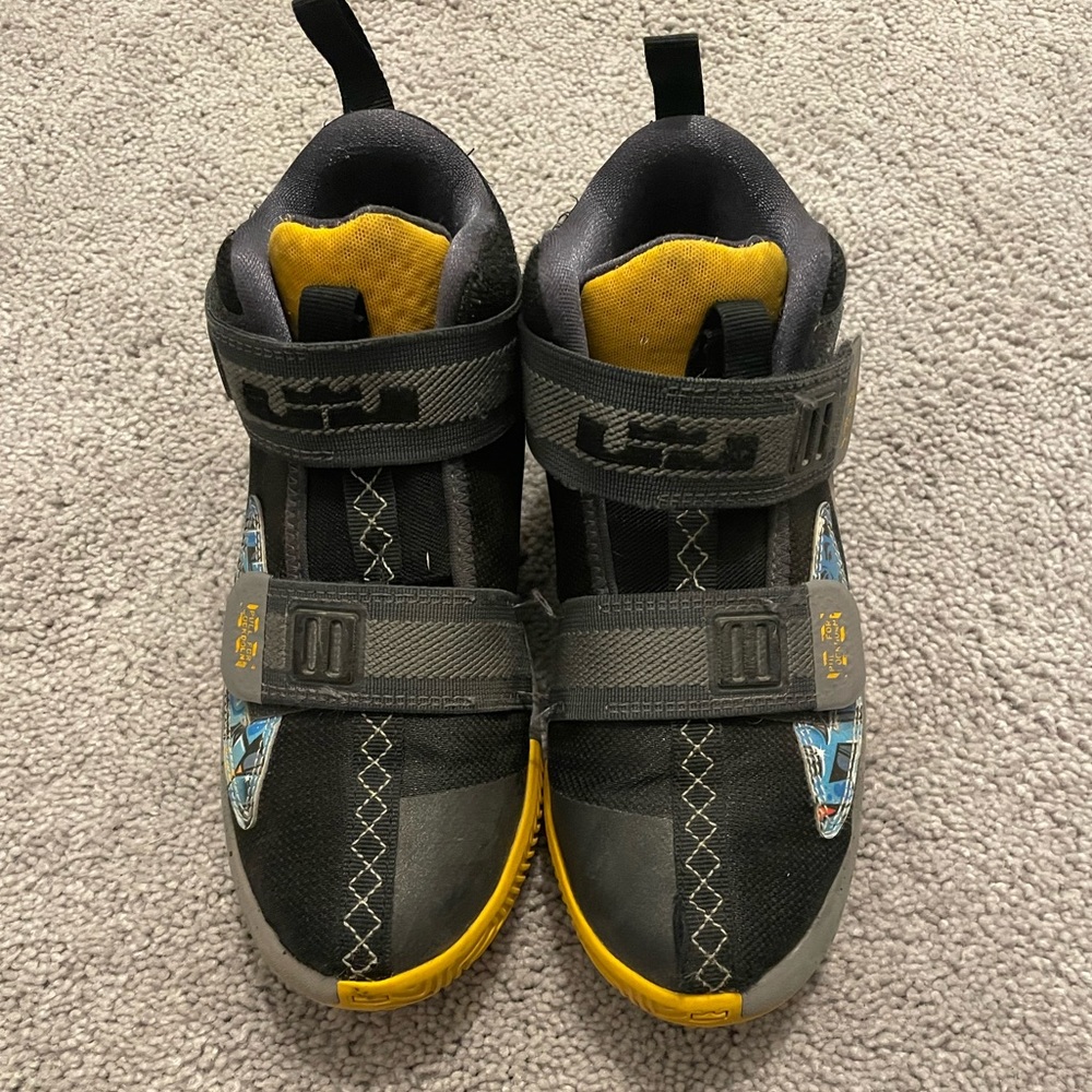 Nike Lebron James size 3Y